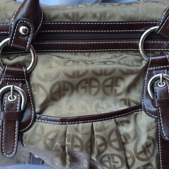 Giani Bernini Elegant Tan Shoulder Bag with Dark Brown Accents - Picture 8 of 12